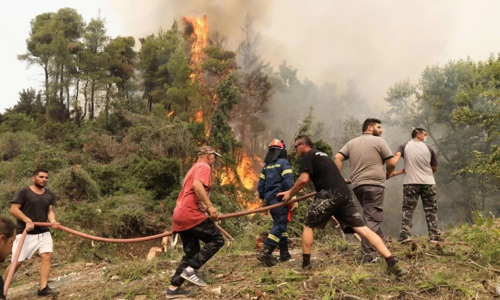 Φωτιές: Στο ''σκοτάδι'' 17.000 νοικοκυριά σε Αττική και Βόρεια Εύβοια